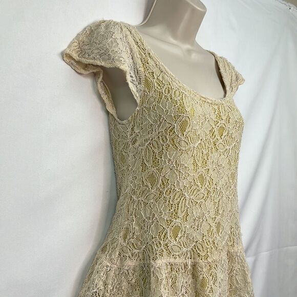 A’reve cream lace and green lace tunic top with scoop neck size small - Picture 5 of 13